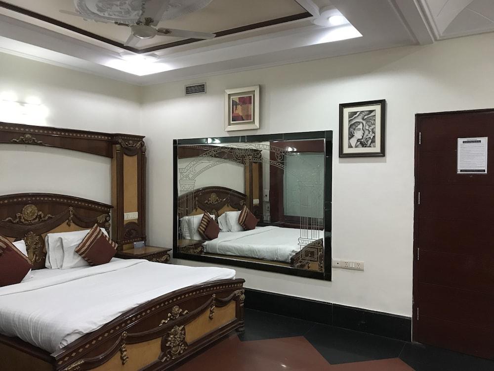 Delite Sarovar Portico Фаридабад Екстериор снимка
