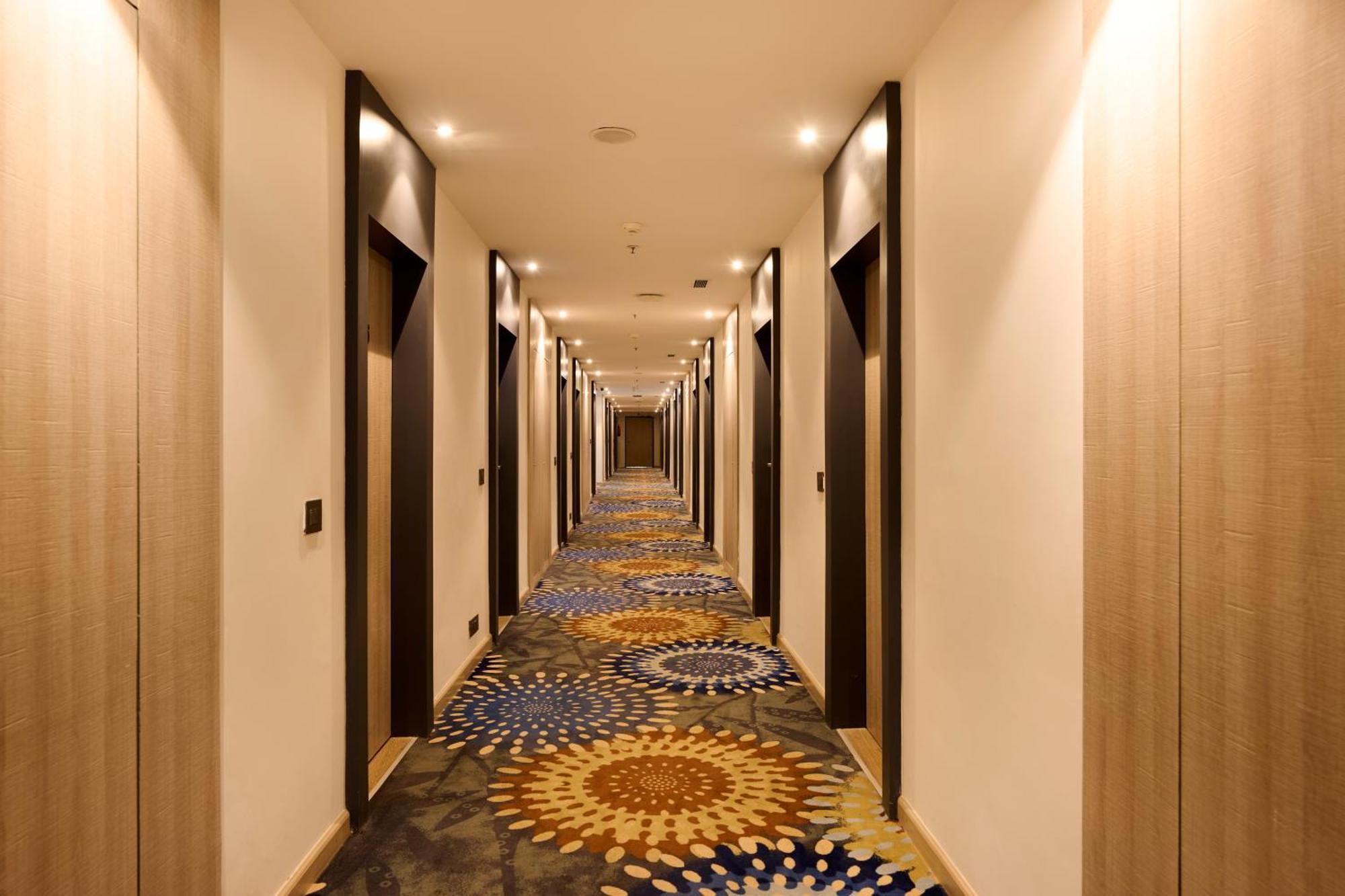 Delite Sarovar Portico Фаридабад Екстериор снимка