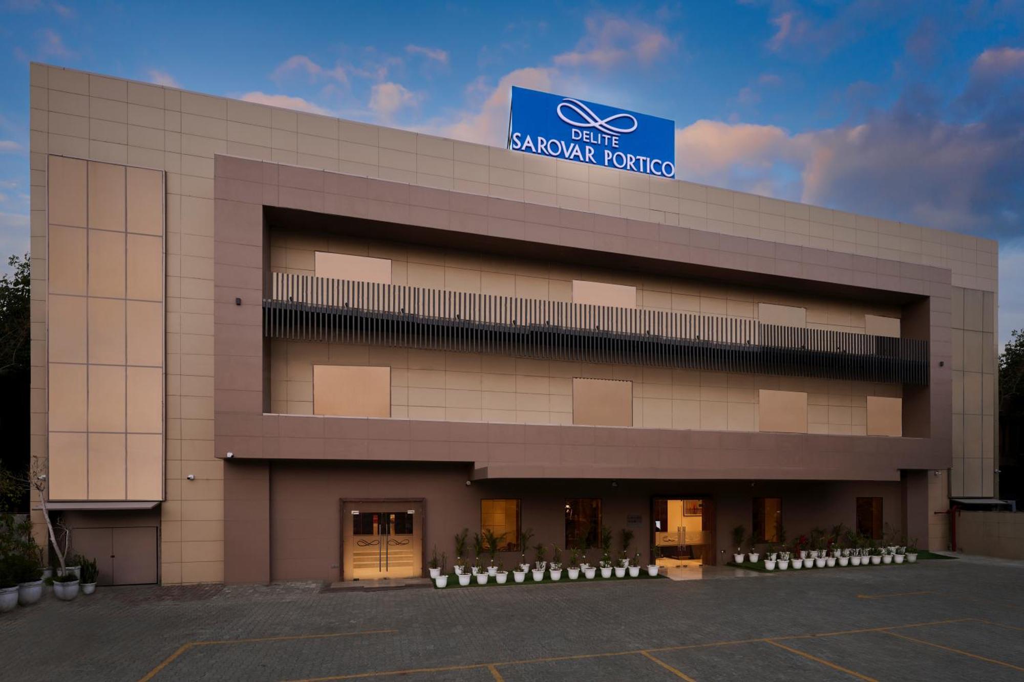 Delite Sarovar Portico Фаридабад Екстериор снимка