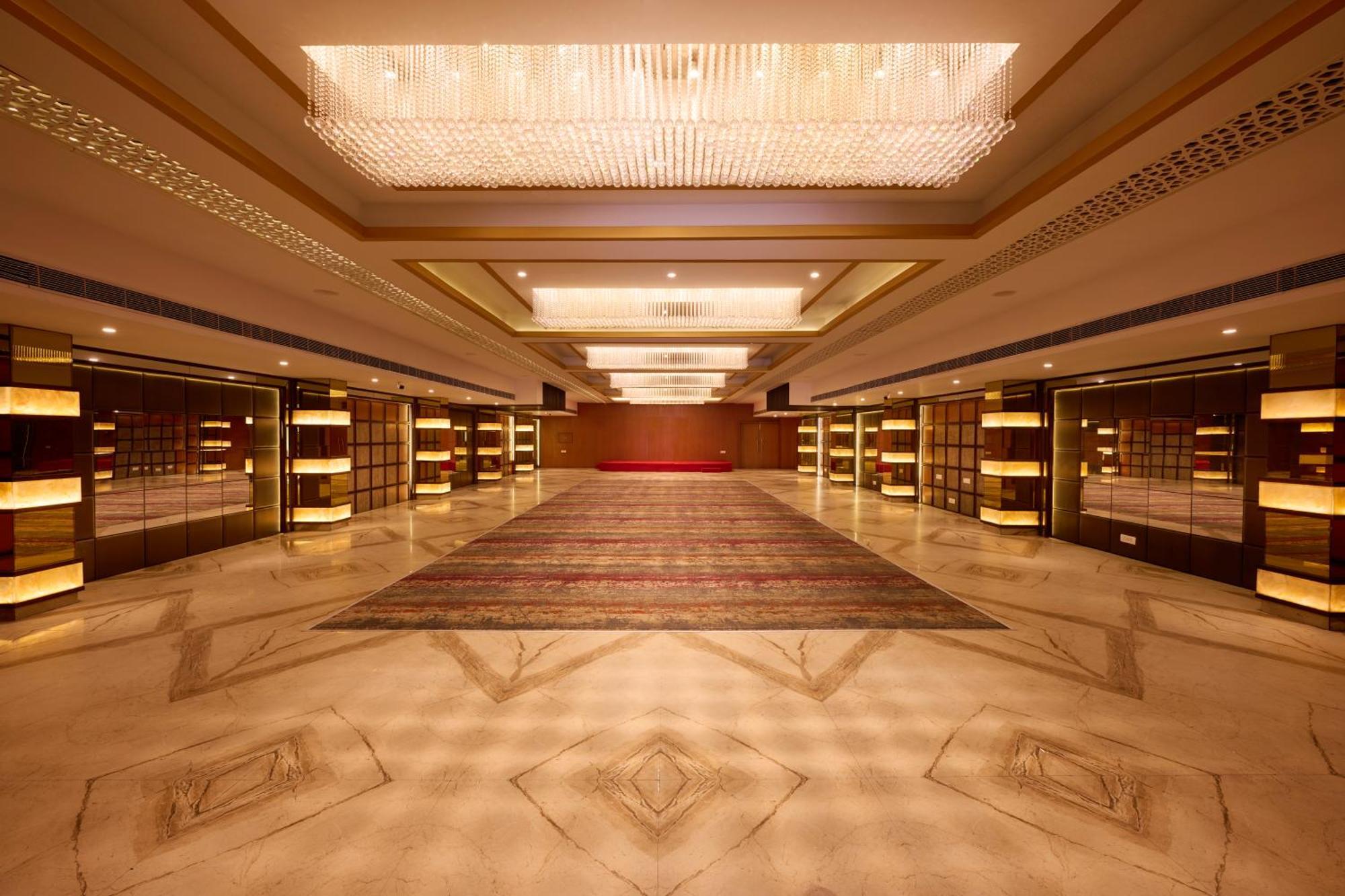Delite Sarovar Portico Фаридабад Екстериор снимка