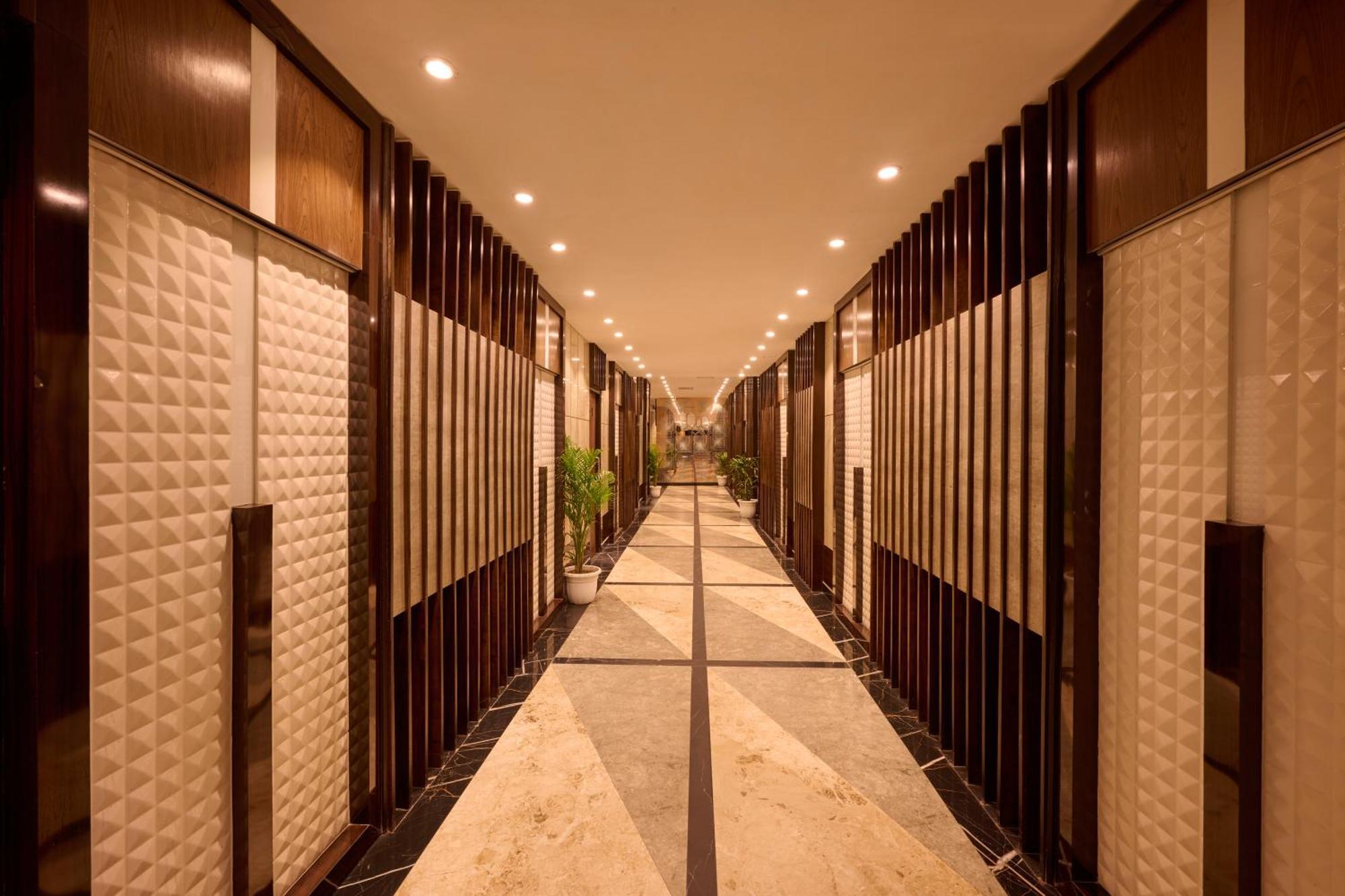 Delite Sarovar Portico Фаридабад Екстериор снимка